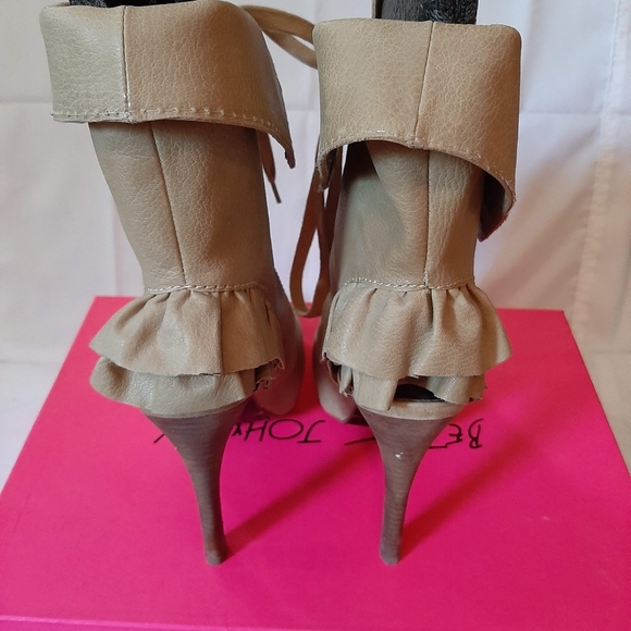NWOT,  Betsey Johnson booties, size 10 - Picture 3 of 4